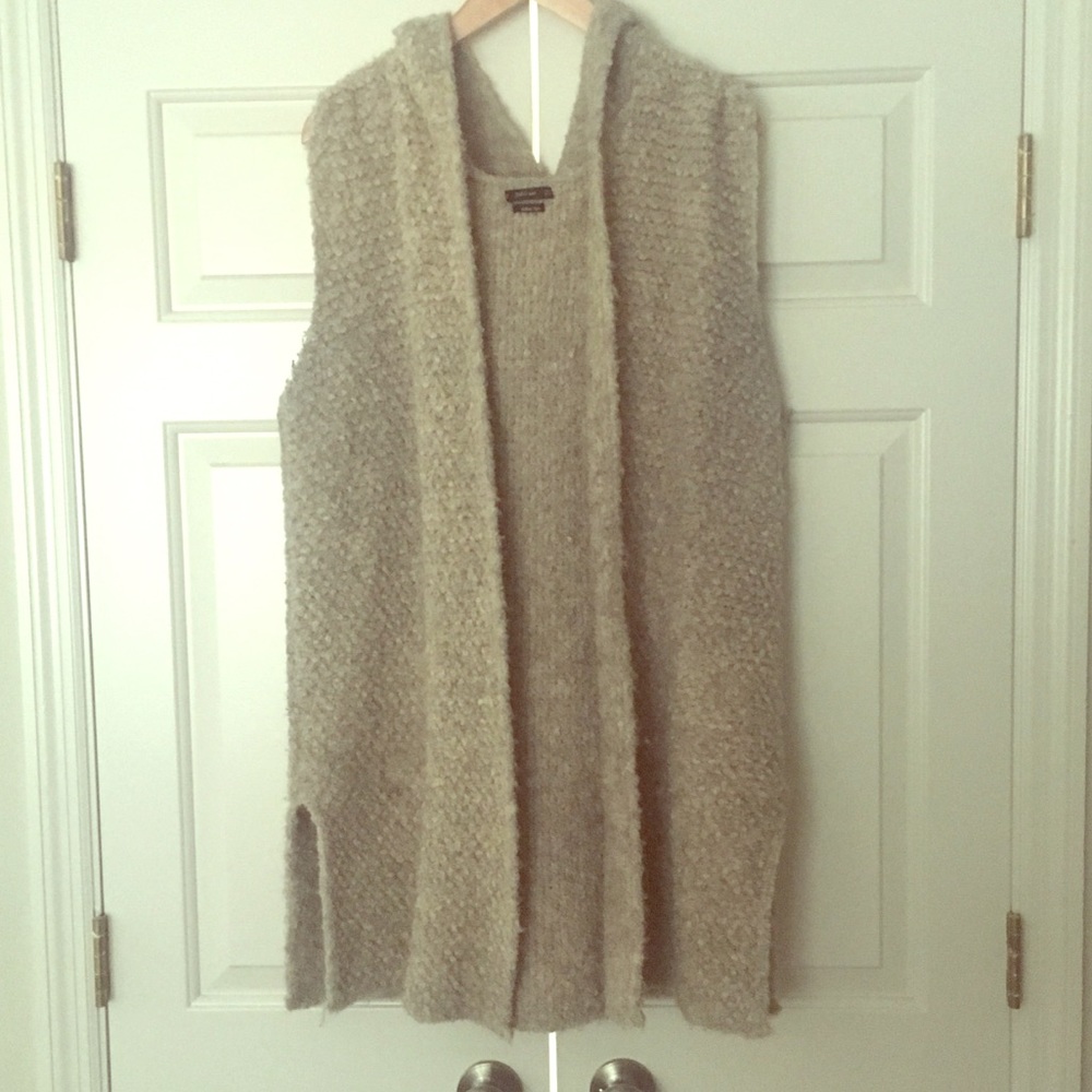 Sleeveless long sweater with hood